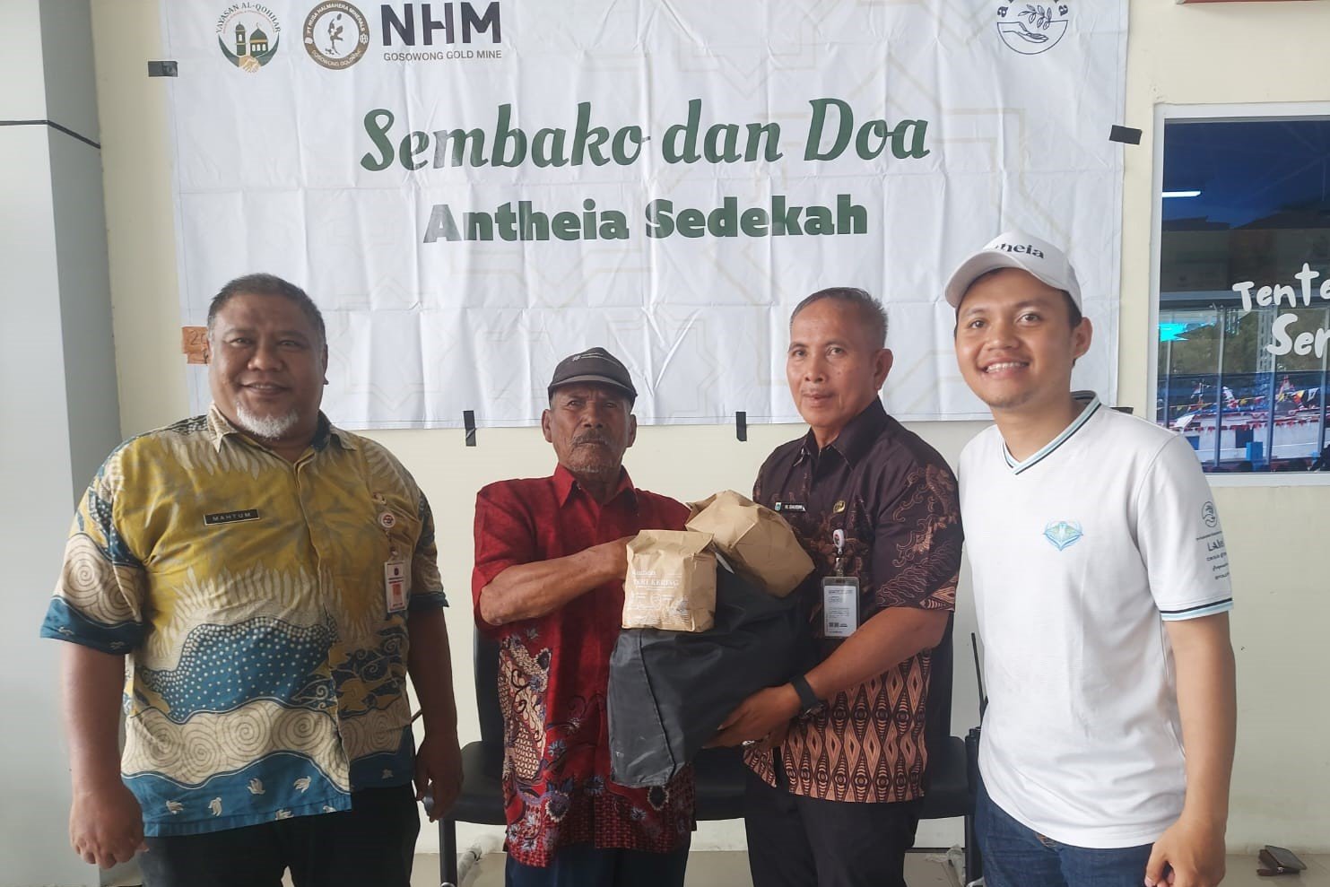 WhatsApp Image 2026-08-20 at 16.27.21 Penyerahan paket bantuan sembako secara simbolis kepada warga penerima manfaat dalam program "Sembako dan Doa Antheia Sedekah" yang berkolaborasi dengan PT Nusa Halmahera Minerals (NHM) Gosowong Gold Mine dan Yayasan Al-Qohhar. (Foto: Istimewa)