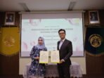 Penandatanganan MoU oleh Presiden Direktur COSMAX Indonesia Cheong Min-kyoung dan Direktur R&I Center Yoon Jong-hyuk menghadiri penandatanganan bersama Dekan Fakultas Farmasi UI Prof. apt. Silvia Surini, M.Pharm.Sc., Ph.D. (foto : Cosmax Indonesia)