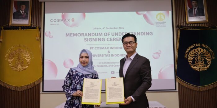 Penandatanganan MoU oleh Presiden Direktur COSMAX Indonesia Cheong Min-kyoung dan Direktur R&I Center Yoon Jong-hyuk menghadiri penandatanganan bersama Dekan Fakultas Farmasi UI Prof. apt. Silvia Surini, M.Pharm.Sc., Ph.D. (foto : Cosmax Indonesia)