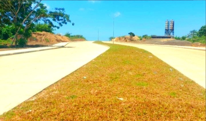 Kementerian PU Bangun Jalan Akses KEK Bitung Sepanjang 1 KM Dengan Rigid Pavement 2x10 Meter, Median 6 Meter dan 21 Lampu Penerangan untuk Perkuat Konektivitas Kawasan Ekonomi Khusus di Sulawesi Utara.