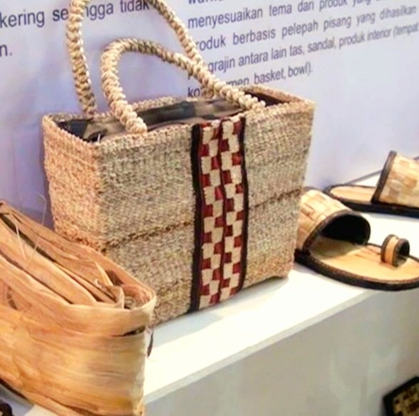 Batang Pisang Dapat Dioleh Menjadi Produk Bernilai Berupa Tas, Sanal dll.