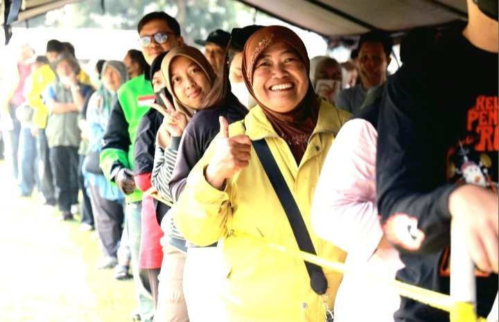 Polda DIY Gelar Gerakan Pasar Murah di Mapolda DIY Sambut HUT Lalu Lintas Bhayangkara ke-71, Beras Hingga Bumbu Dapur Dijual Murah. Masyarakat Antusias Antre Untuk Mendapatkan Sembako Murah.