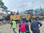 Kementerian PU Terjunkan Alat Berat ke Jalan Terdampak Banjir Bandang di Solok (Foto : birkom PU)