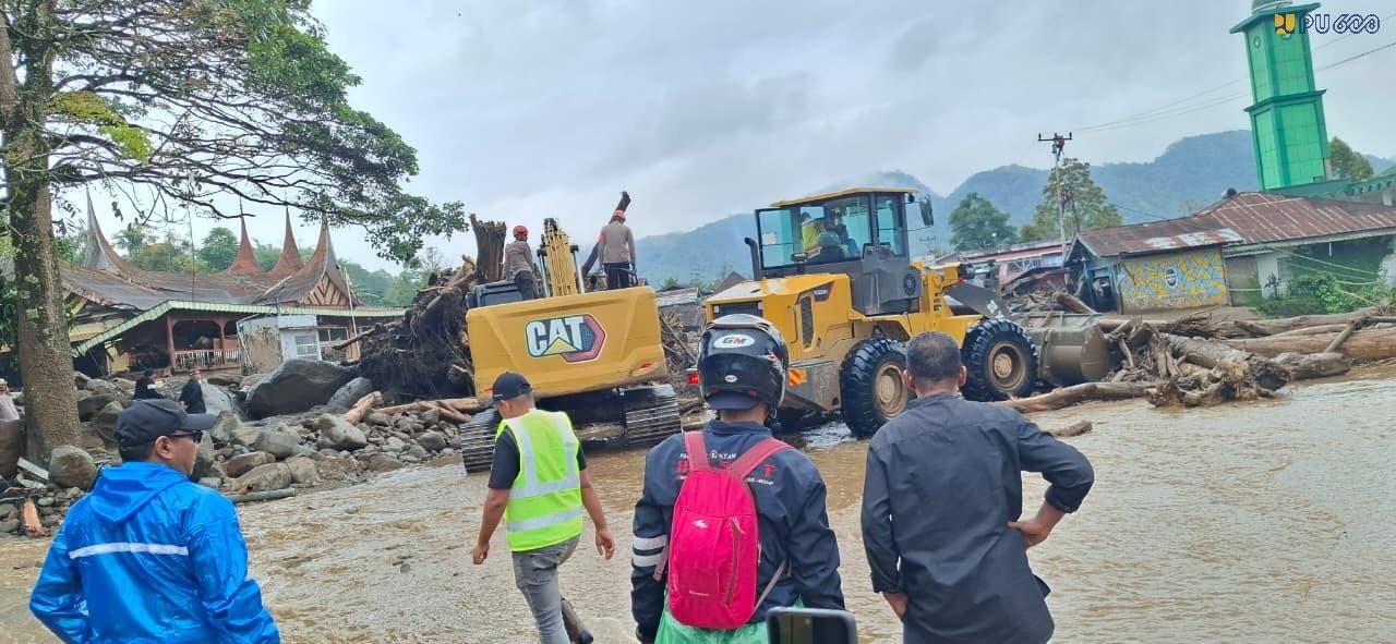 WhatsApp Image 2026-09-22 at 11.18.10 AM Kementerian PU Terjunkan Alat Berat ke Jalan Terdampak Banjir Bandang di Solok (Foto : birkom PU)
