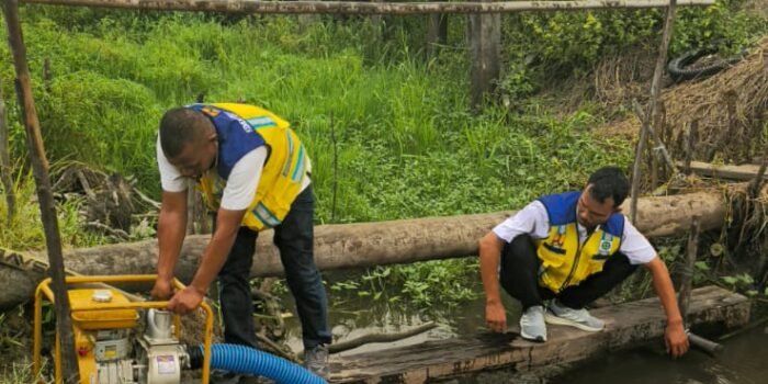 Kementerian PU melakukan pemompaan air untuk membantu mempertahankan tanaman padi di lahan persawahan seluas sekitar 5 hektare di Desa Sungai Terap, Kecamatan Kumpeh Ulu, Kabupaten Muaro Jambi, Jambi (Foto: Birkom PU)
