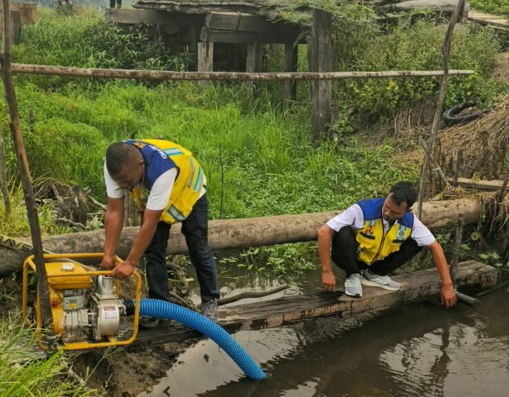 WhatsApp Image 2026-09-22 at 2.43.30 PM Kementerian PU melakukan pemompaan air untuk membantu mempertahankan tanaman padi di lahan persawahan seluas sekitar 5 hektare di Desa Sungai Terap, Kecamatan Kumpeh Ulu, Kabupaten Muaro Jambi, Jambi (Foto: Birkom PU)