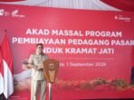 Wakil Gubernur DKI Jakarta Rano Karno menyampaikan sambutan saat menghadiri akad massal pembiayaan pedagang Pasar Induk Kramat Jati di Jakarta Timur, Selasa (1/9/2026). Dok PPID Provinsi DKI Jakarta.