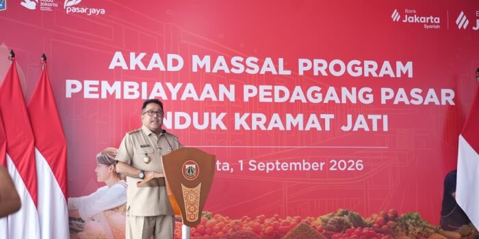 Wakil Gubernur DKI Jakarta Rano Karno menyampaikan sambutan saat menghadiri akad massal pembiayaan pedagang Pasar Induk Kramat Jati di Jakarta Timur, Selasa (1/9/2026). Dok PPID Provinsi DKI Jakarta.