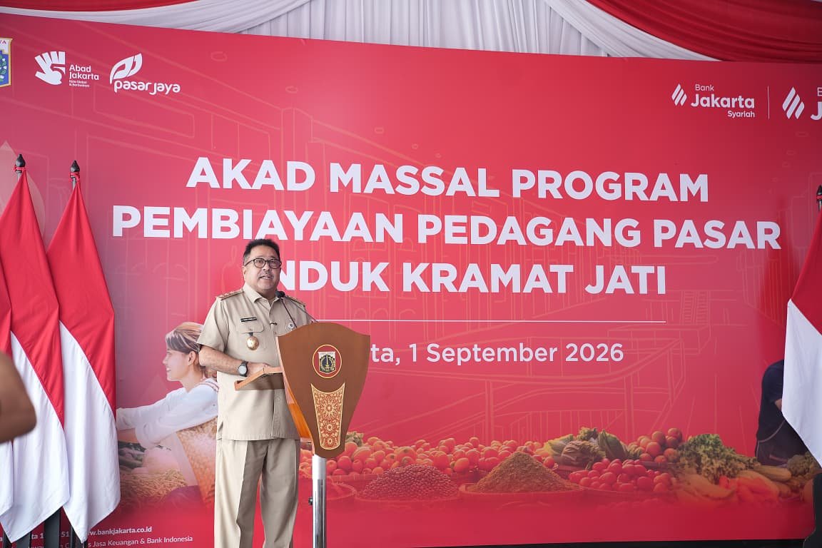 Akadmassal-bank-dki Wakil Gubernur DKI Jakarta Rano Karno menyampaikan sambutan saat menghadiri akad massal pembiayaan pedagang Pasar Induk Kramat Jati di Jakarta Timur, Selasa (1/9/2026). Dok PPID Provinsi DKI Jakarta.