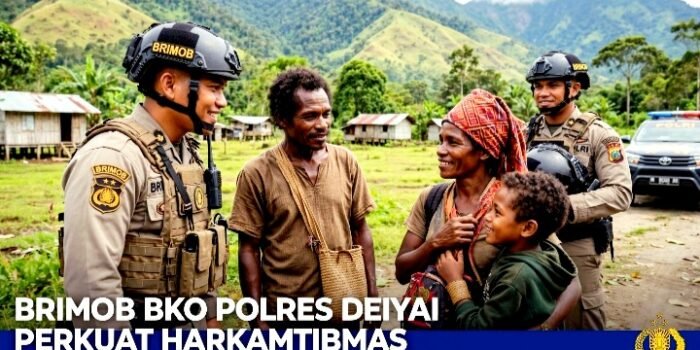Brimob Polda Papua Tengah BKO Polres Deiyai Perkuat Harkamtibmas Lewat Patroli Dialogis Humanis. Situasi di Waghete, Tigi Tetap Kondusif.