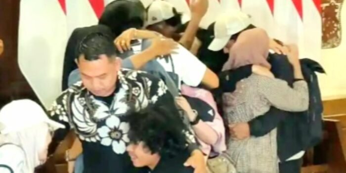 Empat ABK WNI Kapal MT Honour 25 Tiba di Jakarta Selasa 6 Oktober 2026 Setelah 5 Bulan Disandera Bajak Laut Somalia. Disambut Haru Keluarga di Bandara Soekarno-Hatta Tangerang.