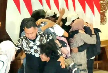 Screenshot_20261007-003744_Google Empat ABK WNI Kapal MT Honour 25 Tiba di Jakarta Selasa 6 Oktober 2026 Setelah 5 Bulan Disandera Bajak Laut Somalia. Disambut Haru Keluarga di Bandara Soekarno-Hatta Tangerang.