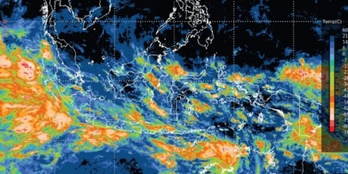 Screenshot_20261012-064229_Chrome Cuaca H ari Ini Senin 12 Oktober 2026: BMKG Peringatkan Hujan Lebat di 17 Kota, Angin Kencang Sulsel, Gelombang 4 Meter. Kendari Cerah 33°C.