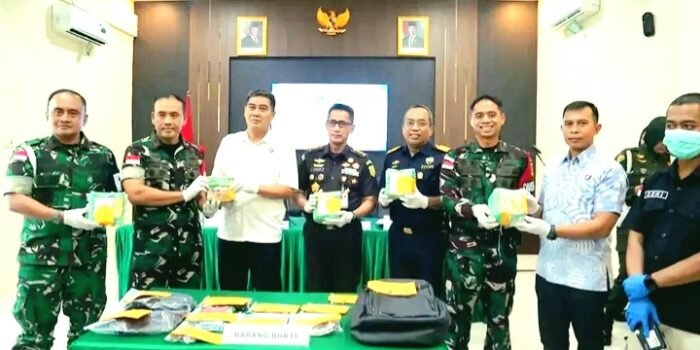 Satgas Pamtas Yonarmed 19/Bogani Gagalkan Penyelundupan 5,26 Kg Sabu di Jalur Tikus Aruk, Sajingan Besar, Sambas. Dua Kurir Ditangkap, Barang Bukti Diserahkan ke BNN Kalbar.