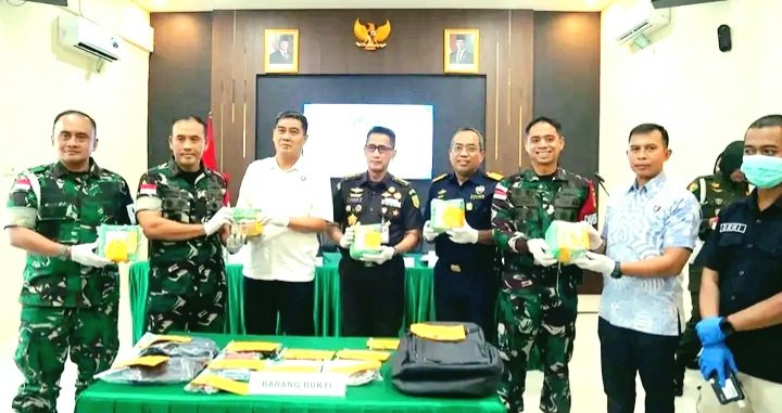 Screenshot_20261012-095049_Instagram Satgas Pamtas Yonarmed 19/Bogani Gagalkan Penyelundupan 5,26 Kg Sabu di Jalur Tikus Aruk, Sajingan Besar, Sambas. Dua Kurir Ditangkap, Barang Bukti Diserahkan ke BNN Kalbar.