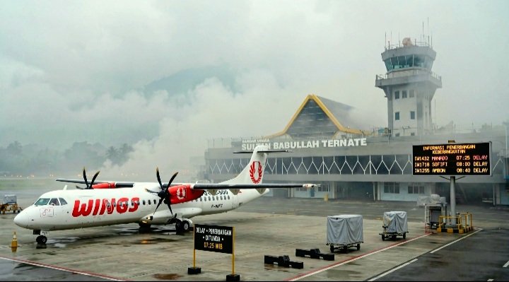Screenshot_20261013-073607_WhatsApp Kabut Asap Karhutla Selimuti Ternate, Jarak Pandang di Bandara Sultan Baabullah Turun. Sejumlah pesawat dialihkan ke Manado. BMKG: Asap Kiriman dari Halmahera Timur-Tengah.
