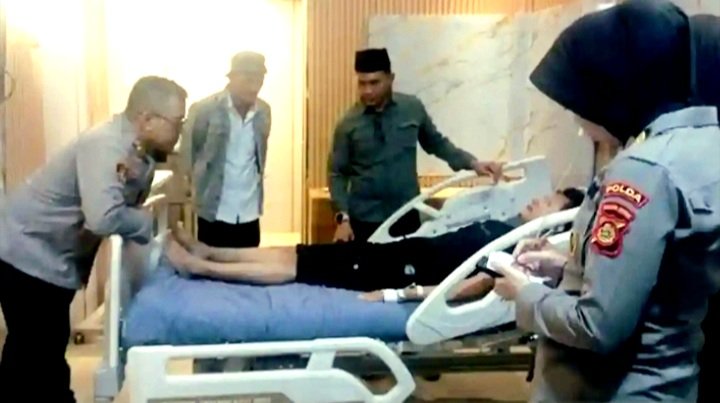 Demo Karhutla di Mapolda Sumsel Ricuh, 2 Wartawan Tribun Sumsel dan Pal TV Dianiaya Massa Berbaju Hitam Saat Meliput. Keduanya mengalami Luka dan Harus Dirawat di RS Bhayangkara Moh Hasan Palembang.