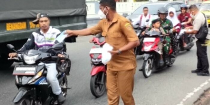 Pemprov Maluku Bagikan 1.500 Masker KN95 di Ambon. Gubernur Hendrik Lewerissa Antisipasi Lonjakan 800 kasus ISPA Akibat Kabut Asap Karhutla.