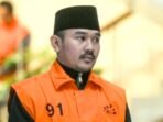 Screenshot_20261017-211704_Chrome Mendagri Tito Karnavian Resmi Berhentikan Ade Kuswara Kunang dari Bupati Bekasi Lewat SK 100.2.1.3-3201/2026 Usai Divonis 6 Tahun Kasus Korupsi.