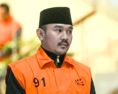 Screenshot_20261017-211704_Chrome Mendagri Tito Karnavian Resmi Berhentikan Ade Kuswara Kunang dari Bupati Bekasi Lewat SK 100.2.1.3-3201/2026 Usai Divonis 6 Tahun Kasus Korupsi.