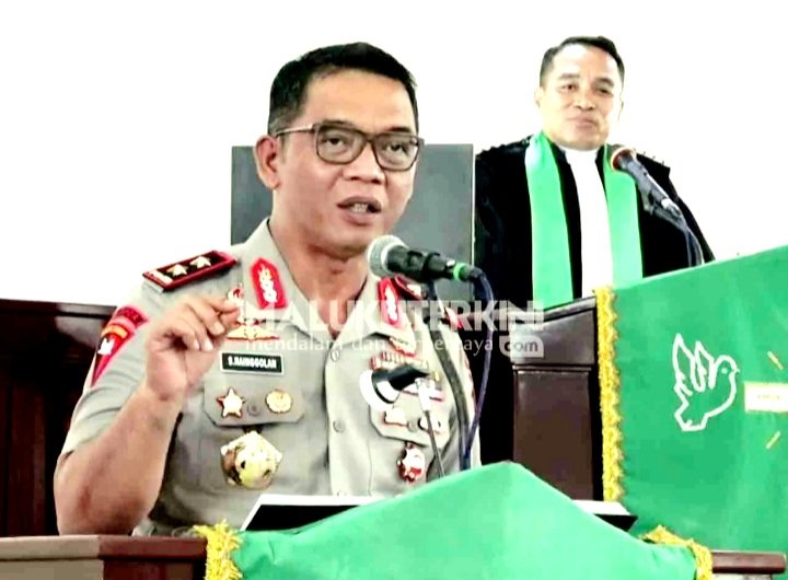 Screenshot_20261018-174243_Chrome Kapolda Maluku Irjen Pol Suwondo Nainggolan Mengikuti Ibadah Minggu Kasih di Gereja Maranatha Ambon, Minggu 18 Oktober 2026, Perkuat Harmonisasi Polri Dengan Jemaat.