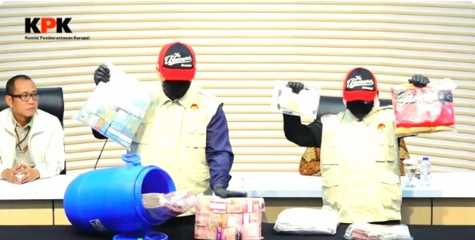 Screenshot_20261023-121915_Chrome KPK Sita Uang dan Dokumen Usai Geledah Kantor BPK Jateng dan Dua Rumah. 3 Tersangka: Bupati Klaten Hamenang Wajar Ismoyo, Kepala BPK Jateng Ahmad Luthfi, dan swasta Amin Wahyu Utomo. Uang Rp1,2 Miliar Dalam Tong Biru, Suap Rp600 Juta Ditawar Rp400 Juta.