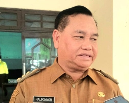 Screenshot_20261023-170234_Chrome Bupati Kotim Halikinnor Ungkap 3 Faktor Kabut Asap Kian Pekat di Sampit: Titik Api Baru, Asap Kiriman Angin, dan Gambut Terbakar Usai Hujan Ringan OMC. Jarak Pandang 5 Meter, ISPU 300 Berbahaya.