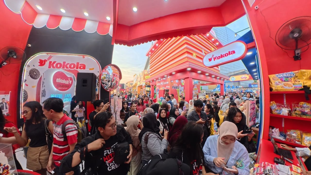 d48ea1e5-f7ac-4ccd-b1d9-7b19089c141d Suasana di depan stand Kokola PRJ Surabaya